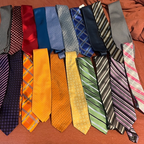 Bundle of 20 men’s ties. All different colors. some skinny some regular. - Picture 5 of 5